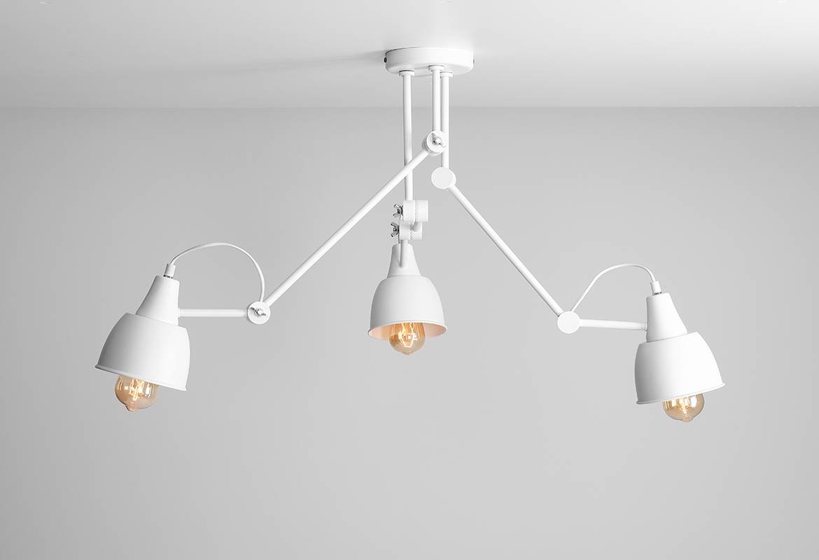 Lampa sufitowa Aida 3-punktowa w kolorze białym, z trzema ruchomymi kloszami, osadzona na białym stelażu. Klosze mają zaokrąglony kształt, a żarówki są odsłonięte. Produkt zamontowany na suficie, na jednolitym tle.