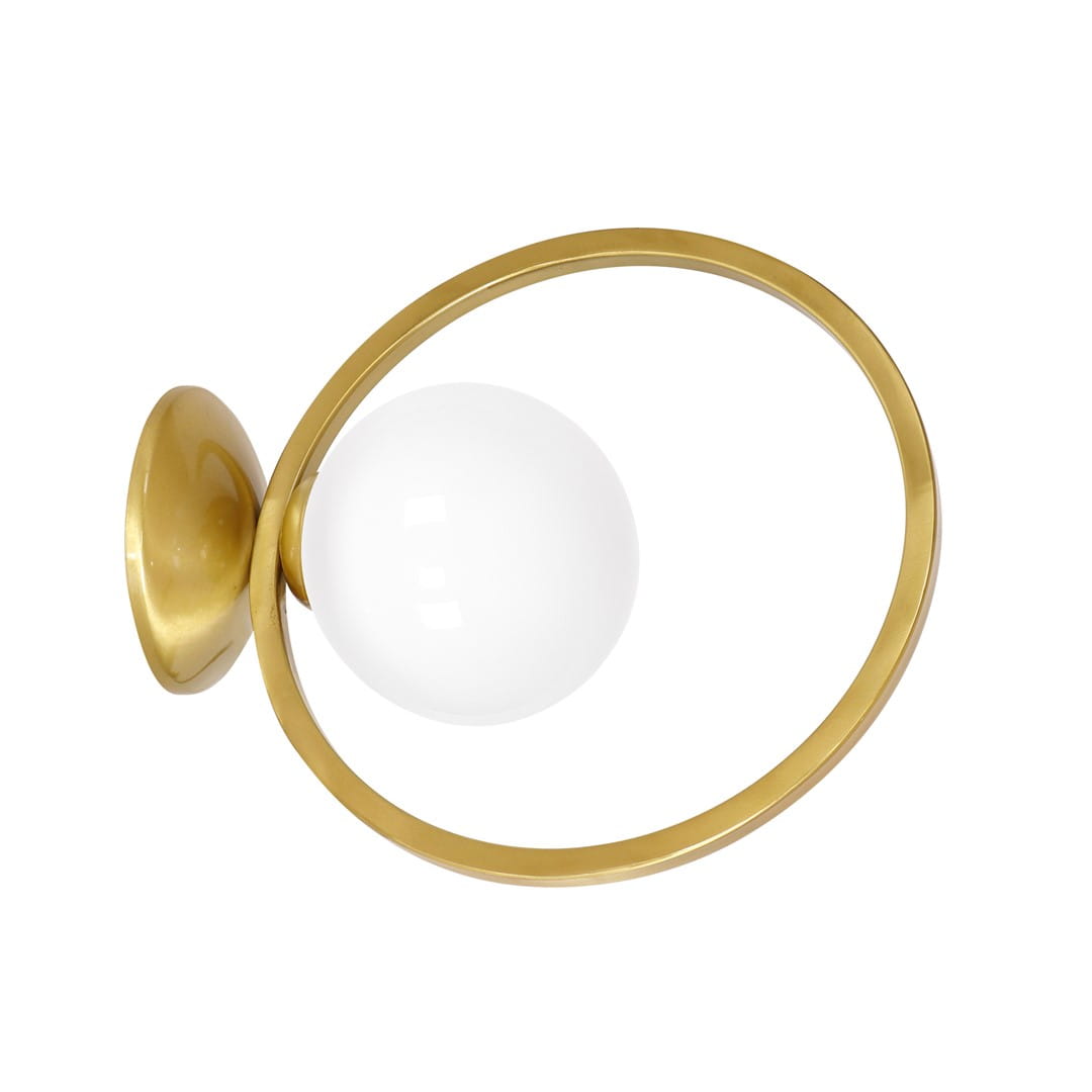 Kinkiet Vienna 1-punktowy MLP5572 w złotej oprawie z okrągłym, białym kloszem. Produkt zamontowany na ścianie, o nowoczesnym designie i minimalistycznej formie. Wykonany z metalu i szkła, idealny do różnych aranżacji wnętrz.