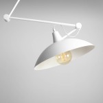 Lampa wisząca Melos 1-punktowa w kolorze białym, z okrągłym kloszem i widoczną żarówką. Ujęcie z boku, pokazujące zamontowaną konstrukcję i detale, takie jak metalowy uchwyt oraz estetyczne wykończenie klosza.