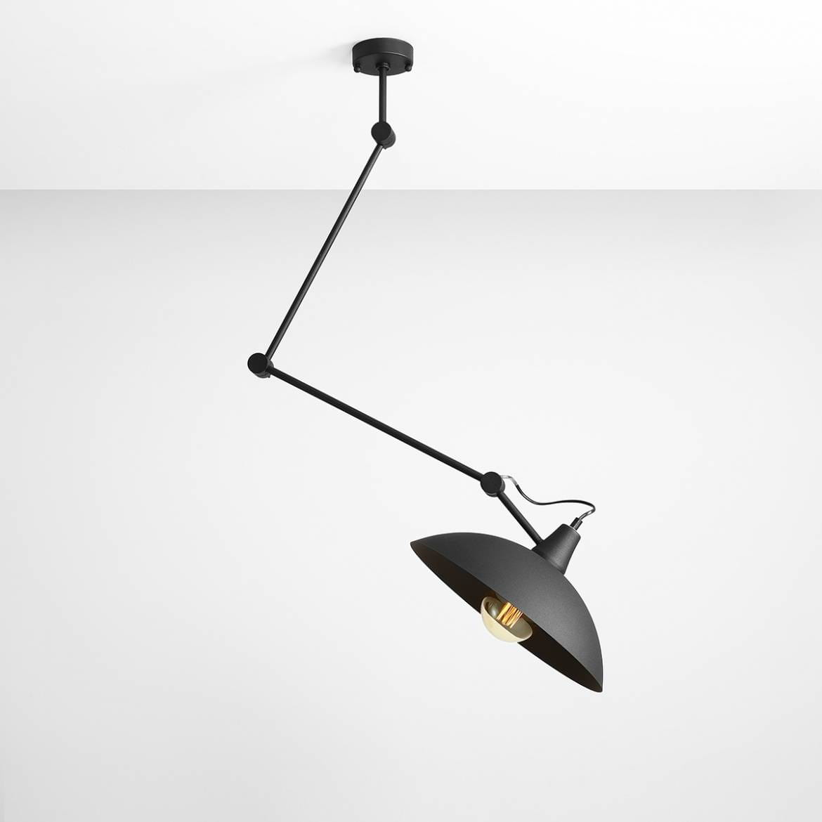 Czarna lampa wisząca Melos 1-punktowa, z prostym metalowym ramieniem i kloszem w kształcie stożka. Klosz zawiera widoczną żarówkę, zamontowana na suficie. Minimalistyczny design idealny do nowoczesnych wnętrz.