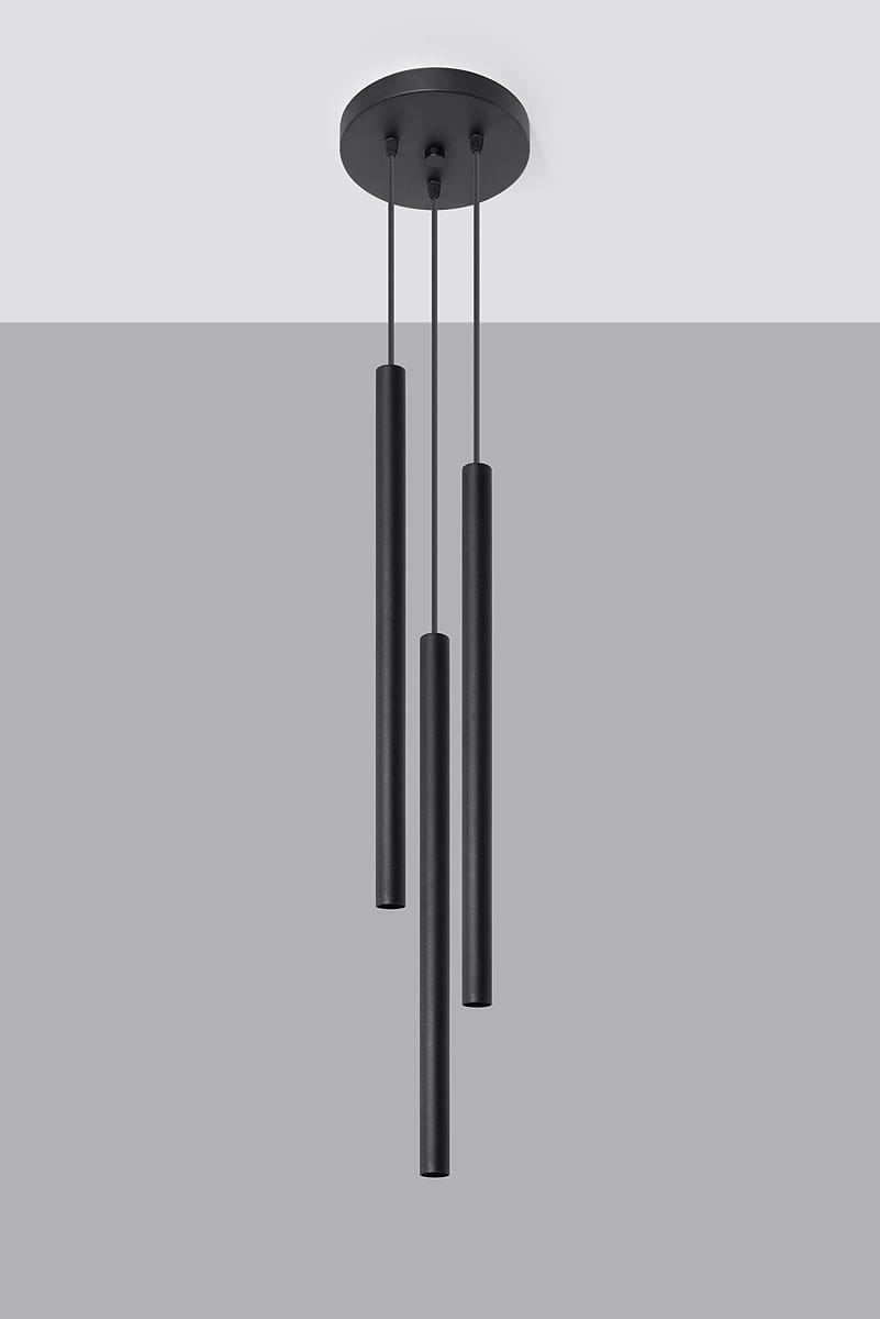 Lampa wisząca Pastelo 3-punktowa w kolorze czarnym, składająca się z trzech cylindrycznych ramion o różnej długości, zawieszonych na cienkich linkach. Montaż na okrągłej podstawie sufitowej, na jednolitym tle.