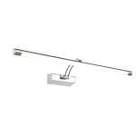 Kinkiet Fino LED 1-punktowy w kolorze chromu z prostokątną podstawą i długim, smukłym źródłem światła. Ujęcie z boku, produkt zamontowany na ścianie, z białym tłem, co podkreśla jego nowoczesny design.