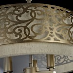 Lampa wisząca Venera 3-punktowa w kolorze złotym, posiada dekoracyjny abażur z subtelnym wzorem. Ujęcie z bliska, ukazujące detale konstrukcji oraz fakturę materiału. Wnętrze lampy widoczne, z trzema miejscami na żarówki.