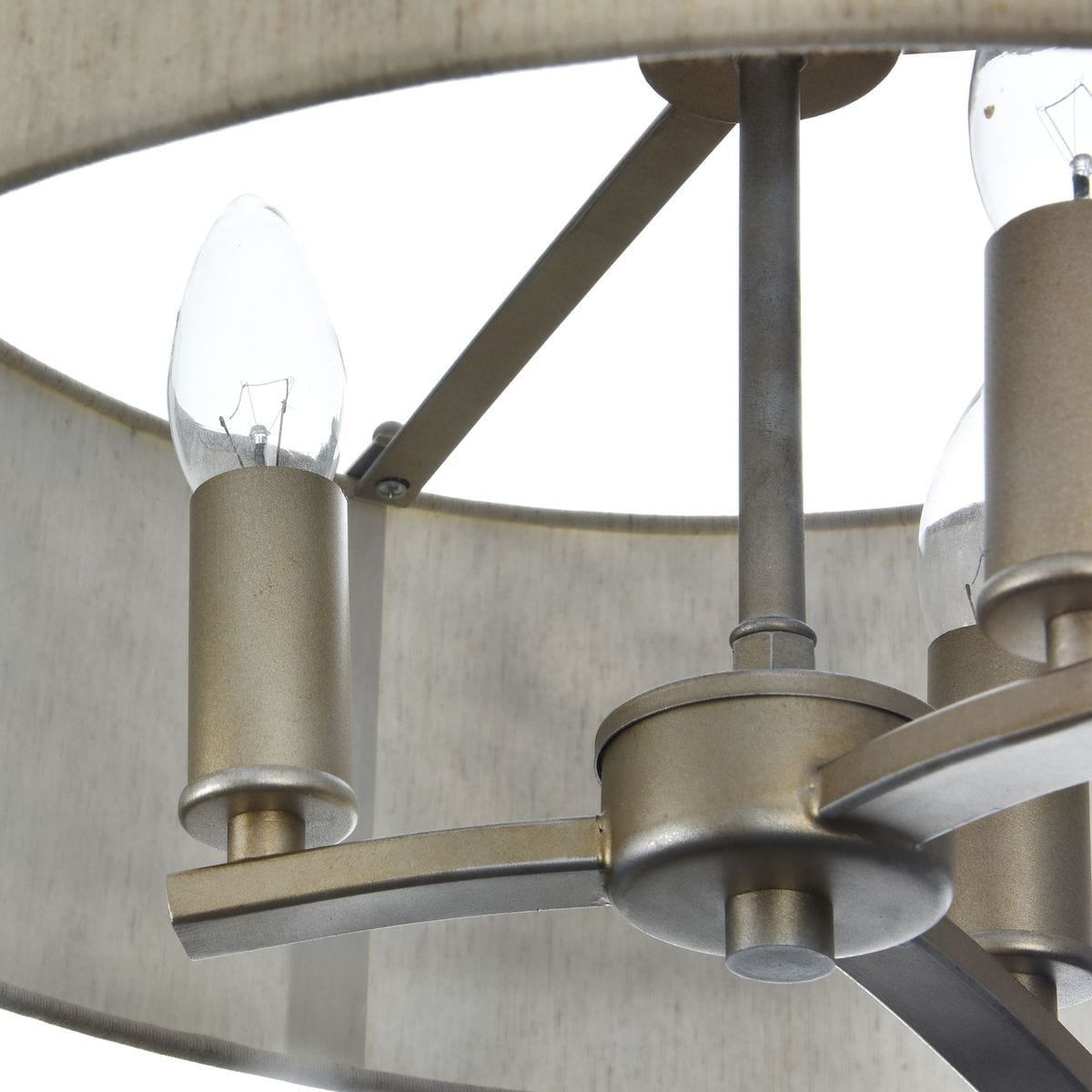 Lampa wisząca Venera 3-punktowa, kolor metaliczny, z przezroczystymi żarówkami w kształcie łzy. Ujęcie z bliska, ukazujące metalową konstrukcję i detal mocowania. Elementy zdobnicze w formie prostych linii, rozłożone równomiernie.