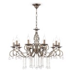 Żyrandol Grace 10-punktowy w kolorze patyny, z gustownymi, szklanymi zawieszkami. Posiada eleganckie, zakrzywione ramiona oraz osłony na żarówki. Zawieszony na łańcuchu, idealny do stylowych wnętrz.