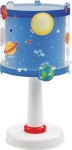Lampka nocna Planety 1-punktowa, z cylindrycznym kloszem w niebieskim kolorze, ozdobiona grafikami planet, gwiazd i satelitów. Biała podstawa z czerwonym akcentem, stojąca, z widocznym włącznikiem. Idealna do pokoju dziecięcego.