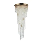 Lampa sufitowa Cascade 12-punktowa z metalowym, złotym wykończeniem. Długie, przezroczyste kryształowe elementy zwisają w formie kaskady, tworząc efektowną dekorację. Ujęcie z dołu, pokazujące szczegóły i strukturę kryształów.