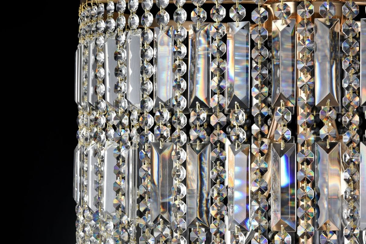 Lampa sufitowa Niagara 16-punktowa, z metalową podstawą i kryształowymi zawieszkami w kształcie prostokątów oraz ośmiokątów, odbijającymi światło. Ujęcie z boku, ukazujące detale kryształów i ich blask na ciemnym tle.