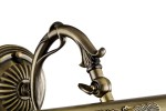 Kinkiet obrazowy Picasso w kolorze patyny. Widać detalową, zakrzywioną rączkę oraz regulowany uchwyt. Produkt ma elegancki, klasyczny design z ozdobnym elementem. Ujęcie z boku, zbliżenie na mechanizm mocowania.