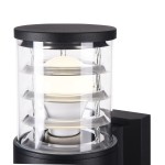 Kinkiet zewnętrzny Bronx O576WL-02B z czarną metalową podstawą i przezroczystym kloszem. Wewnątrz znajduje się okrągła żarówka LED. Ujęcie zbliżeniowe, ukazujące detale konstrukcji oraz kształt lampy.