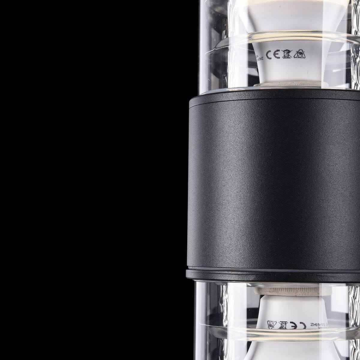 Bronx kinkiet zewnętrzny 2-punktowy O576WL-02B w czarnej obudowie, z przezroczystą osłoną, eksponującą dwa źródła światła. Ujęcie z boku, ukazujące detale konstrukcji i elementy montażowe. Tło jednolite, ciemne.