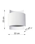 Kinkiet Impact 1-punktowy w kolorze białym, o wymiarach 23 cm wysokości, 22 cm szerokości i 11 cm głębokości. Produkt ma zaokrąglony kształt z lekko falującymi brzegami, montowany na ścianie, na jednolitym tle.
