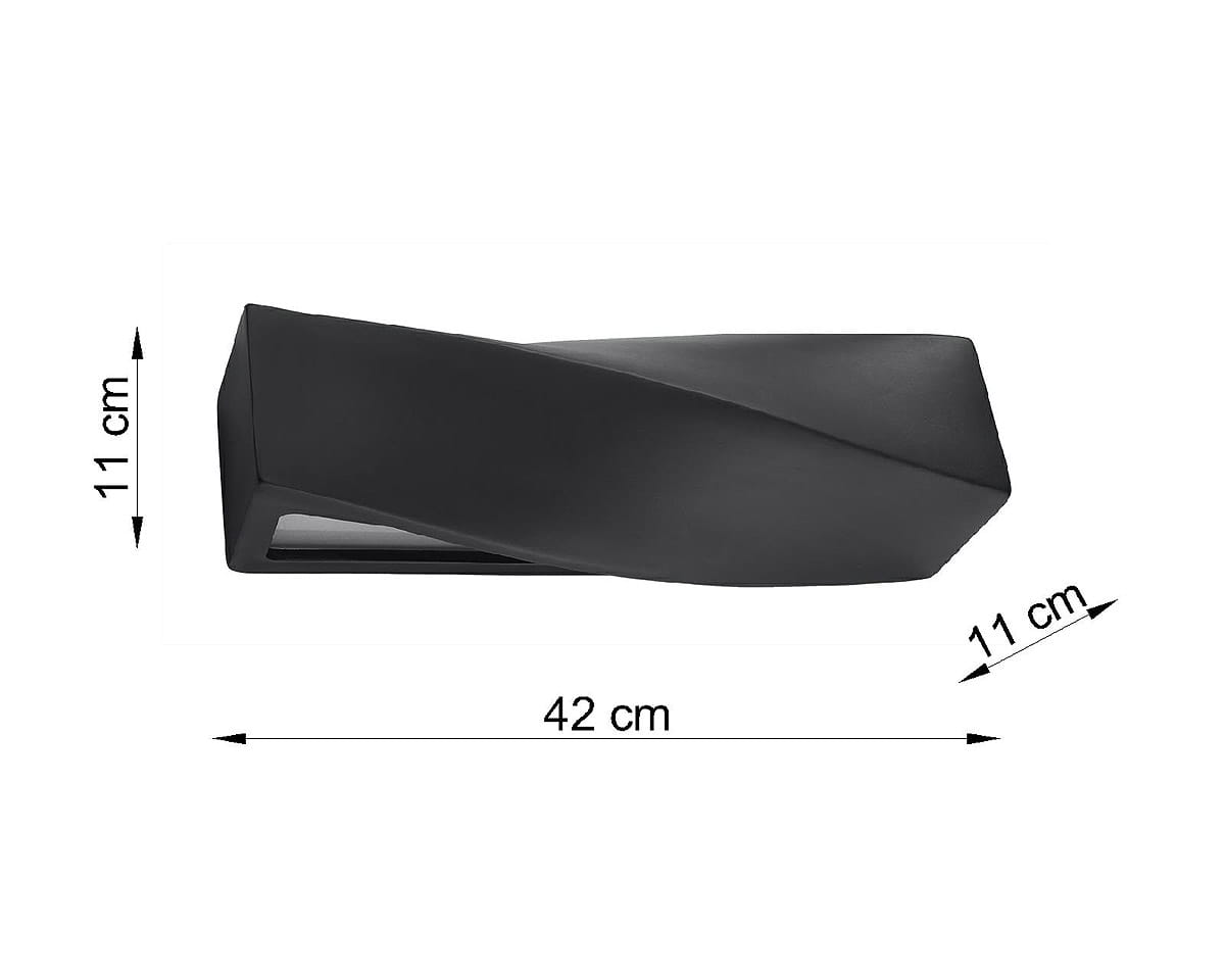 Kinkiet Sigma 1-punktowy w kolorze czarnym wykonany z ceramiki. Posiada nowoczesny, lekko skręcony kształt. Wymiary: długość 42 cm, wysokość 11 cm, szerokość 11 cm. Produkt zamontowany na ścianie, na prostym tle.
