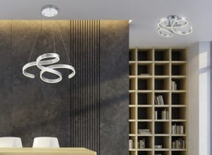 Lampa wisząca Francis LED, 1-punktowa, wykonana z aluminium. Ma nowoczesny, spiralny kształt w kolorze srebrnym. Zawieszona w minimalistycznym wnętrzu z drewnianą półką i ciemnym tłem.