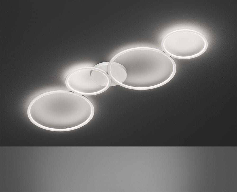 Czarna lampa sufitowa LED Rondo z czterema okrągłymi reflektorami. Reflektory w różnych rozmiarach, z matowym wykończeniem, montowane na płaskiej podstawie. Lampa o nowoczesnym designie, idealna do oświetlenia wnętrz.