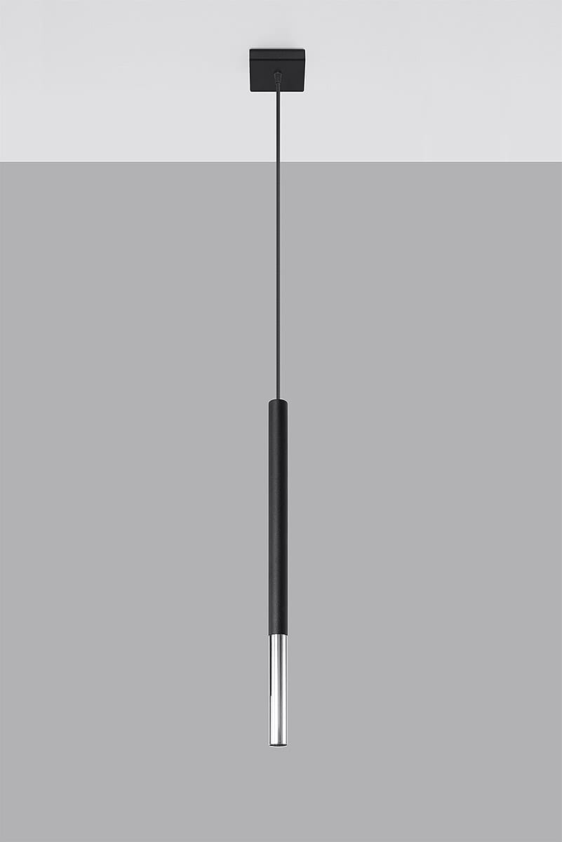 Lampa wisząca Mozaica 1-punktowa w kolorze czarnym z chromowanym detalem, o prostym, cylindrycznym kształcie. Zawieszona na cienkim, czarnym przewodzie, montowana do sufitu. Tło w odcieniu szarości, podkreślające minimalistyczny design.