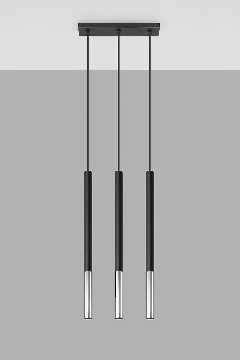 Lampa wisząca Mozaica 3-punktowa w kolorze czarnym z chromowanymi detalami. Składa się z trzech cienkich, prostych rur, zawieszonych na czarnych linkach z metalową podstawą. Ujęcie frontalne na jednolitym, szarym tle.