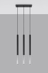 Lampa wisząca Mozaica 3-punktowa w kolorze czarnym z chromowanymi detalami. Składa się z trzech cienkich, prostych rur, zawieszonych na czarnych linkach z metalową podstawą. Ujęcie frontalne na jednolitym, szarym tle.