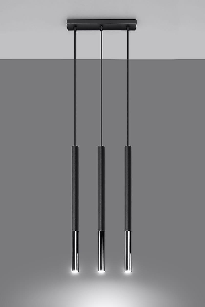 Lampa wisząca Mozaica 3-punktowa w kolorze czarnym z chromowanymi detalami. Składa się z trzech zwisających elementów o cylindrycznym kształcie, umieszczonych na prostokątnej, czarnej podstawie. Ujęcie frontalne, na jednolitym tle.