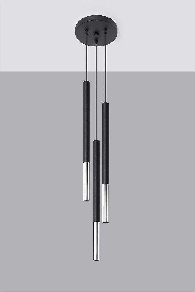 Lampa wisząca Mozaica 3-punktowa w kolorze czarnym i chromowanym, z trzema cylindrycznymi kloszami, zawieszona na czarnych przewodach. Klosze mają matową teksturę z dolnymi, połyskującymi elementami. Montowana na okrągłej, czarnej podstawie.
