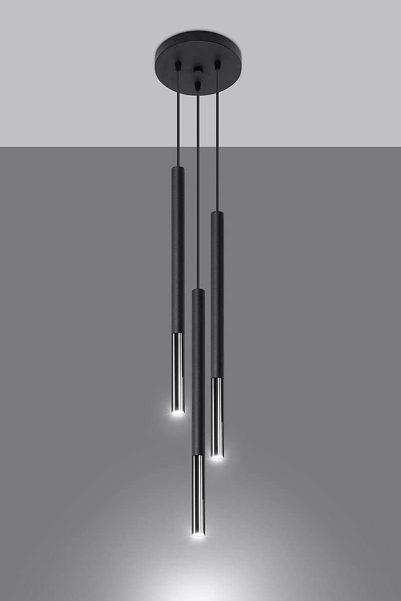 Lampa wisząca Mozaica 3-punktowa w kolorze czarnym i chromowanym, z trzema prostokątnymi elementami świetlnymi. Zawieszona na cienkich linkach, z okrągłą podsufitką. Tło w odcieniach szarości, podkreślające nowoczesny design.