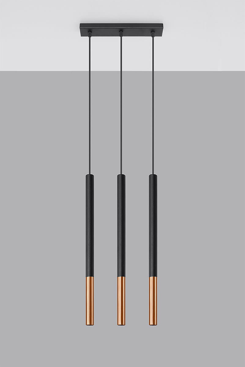 Lampa wisząca Mozaica 3-punktowa w kolorze czarnym z miedzianymi akcentami. Produkt zawieszony na czarnych przewodach, z trzema cylindrycznymi kloszami, każdy z dolną miedzianą częścią. Ujęcie frontalne na jednolitym szarym tle.