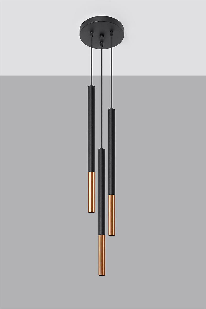 Lampa wisząca Mozaica 3-punktowa w kolorze czarnym z miedzianymi elementami. Składa się z trzech cylindrycznych kloszy zawieszonych na cienkich linkach, montowana na okrągłej podsufitce. Idealna do nowoczesnych wnętrz.