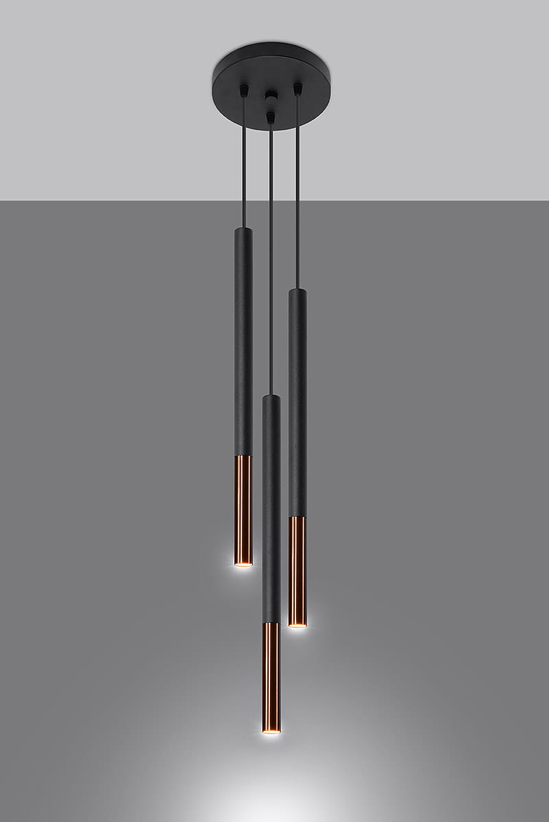 Lampa wisząca Mozaica 3-punktowa w kolorze czarnym z miedzianymi akcentami. Składa się z trzech cylindrycznych elementów, zawieszonych na czarnych linkach, z widocznym źródłem światła na dole każdego z nich. Ujęcie frontalne.
