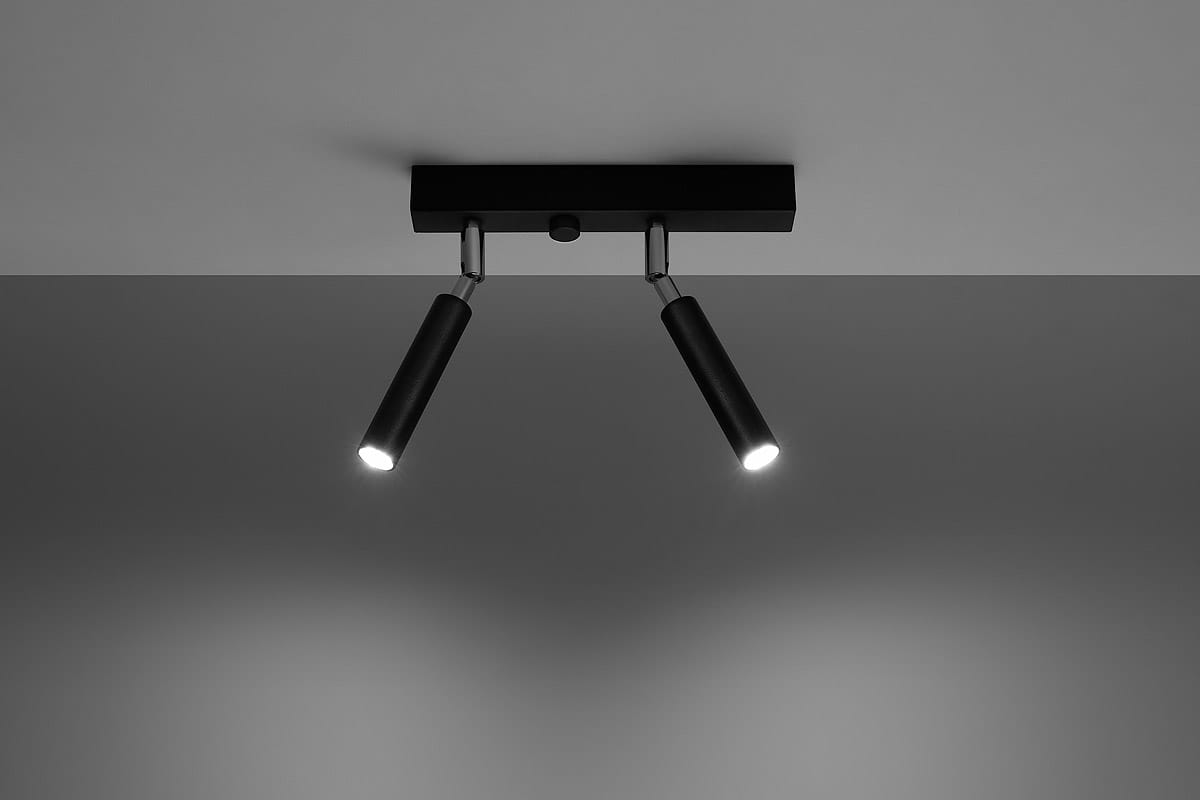 Lampa sufitowa Eyetech 2-punktowa w kolorze czarnym, montowana na suficie. Posiada dwa regulowane ramiona z cylindrycznymi kloszami, emitującymi światło. Ujęcie frontalne, na gładkim tle.