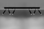 Czarna lampa sufitowa Eyetech z 6 punktami świetlnymi. Ułożona poziomo, z regulowanymi reflektorami, wykonana z metalu. Reflektory mają cylindryczny kształt, a ich końcówki emitują białe światło. Montaż sufitowy. Tło jednolite.