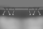 Biała lampa sufitowa Eyetech (spot) z 6 punktami świetlnymi. Ujęcie frontalne, zamontowana na suficie. Każdy reflektor ma cylindryczny kształt, z widocznymi źródłami światła na końcach. Tło jednolite, szare.
