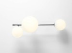 Lampa sufitowa Dione w wykończeniu chromowym z trzema okrągłymi kloszami z białego szkła. Ujęcie z góry, ukazujące równomierne rozmieszczenie kloszy na metalowej rurze. Produkt montowany na suficie, na jednolitym tle.