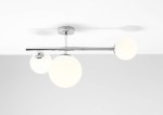 Lampa sufitowa Dione 3-punktowa w kolorze chromu z trzema białymi, okrągłymi kloszami. Ujęcie frontalne, produkt zamontowany na suficie, z widocznym chromowanym stelażem. Klosze emitują miękkie światło, tworząc nowoczesny efekt oświetleniowy.