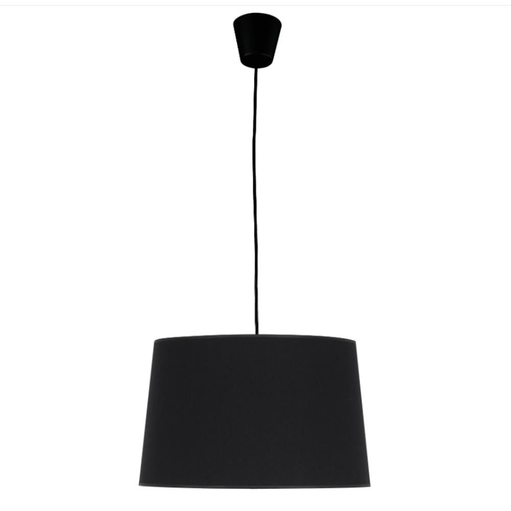 Czarna lampa wisząca 1-punktowa Maja z okrągłym kloszem, zawieszona na cienkim przewodzie. Klosz ma matową fakturę i cylindryczny kształt. Ujęcie frontalne, na białym tle, podkreślające minimalistyczny styl lampy.