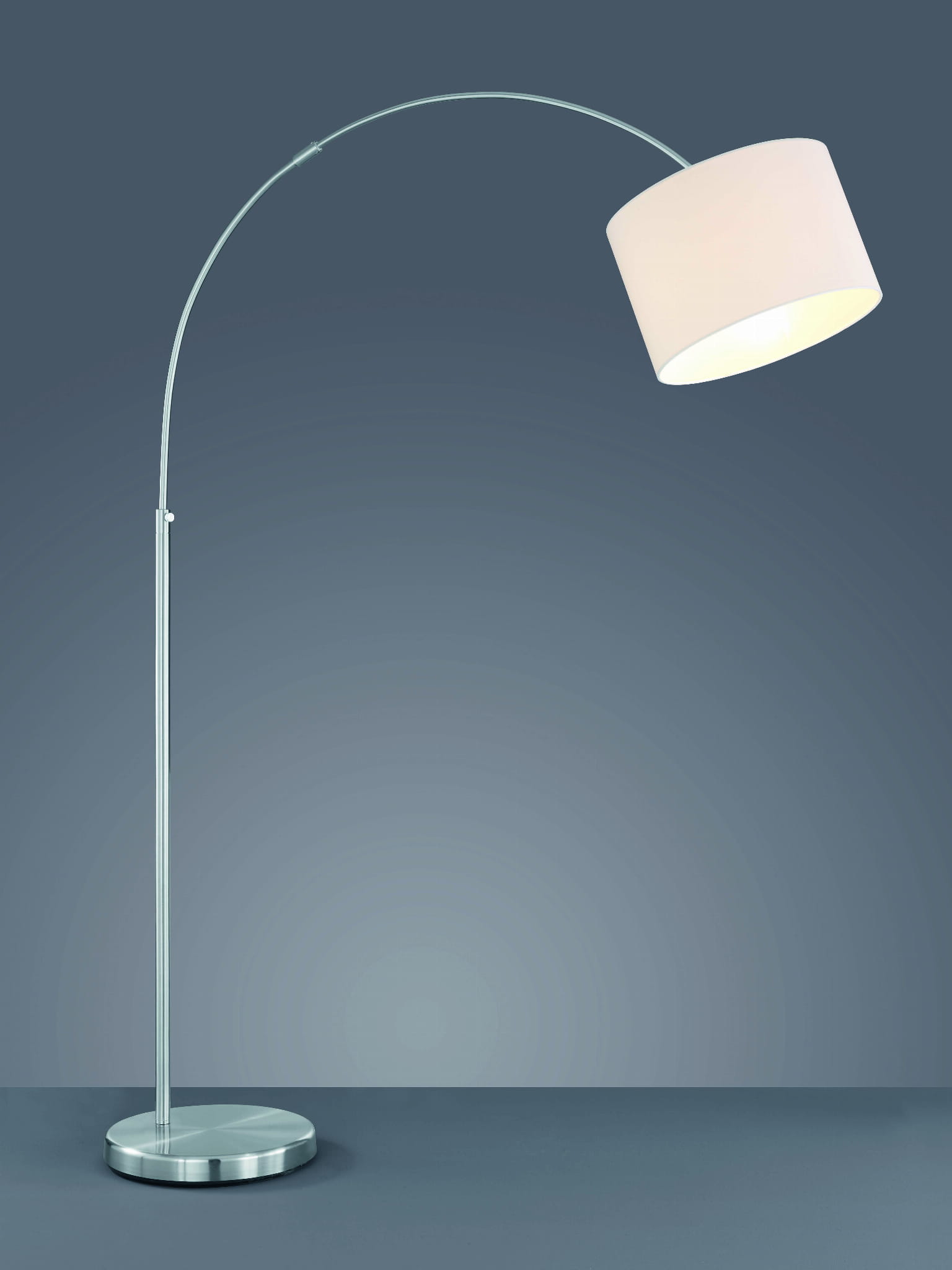 Biała lampa podłogowa z metalowym stelażem, z okrągłą podstawą. Klosz o cylindrycznym kształcie zawieszony na giętym ramieniu. Ujęcie z boku, na jednolitym tle, podkreślające elegancki design i nowoczesny styl.