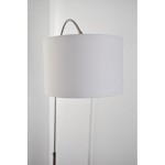 Lampa podłogowa 1-punktowa w białym kolorze z tekstylnym kloszem, umieszczona na metalowej nodze. Klosz ma okrągły kształt i minimalistyczny design. Ujęcie z boku, na jasnym tle, eksponujące prostotę i elegancję.