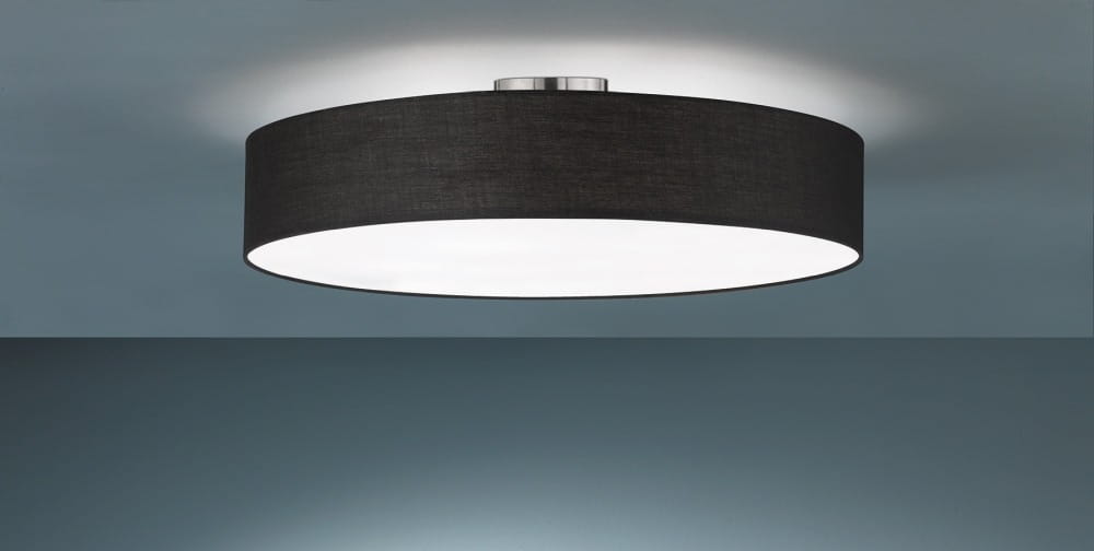Lampa sufitowa 5-punktowa, czarna, o okrągłym kształcie z teksturowanym abażurem. Zamontowana na suficie, z metalowym wykończeniem. Oświetlenie rozproszone, idealne do nowoczesnych wnętrz. Tło w jednolitej, stonowanej kolorystyce.
