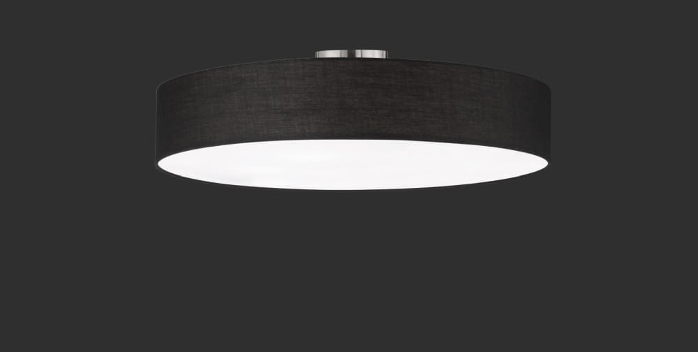 Lampa sufitowa 5-punktowa w kolorze czarnym z okrągłym kloszem, wykonana z materiału tekstylnego, z metalowym mocowaniem. Zawieszona w centralnej pozycji, emitująca miękkie światło. Tło ciemne, podkreślające elegancki design.