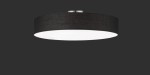 Lampa sufitowa 5-punktowa w kolorze czarnym z okrągłym kloszem, wykonana z materiału tekstylnego, z metalowym mocowaniem. Zawieszona w centralnej pozycji, emitująca miękkie światło. Tło ciemne, podkreślające elegancki design.