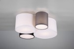 Lampa sufitowa 4-punktowa w kolorach białym, czarnym i szarym, z cylindrycznymi kloszami. Ułożona na suficie, z widocznymi źródłami światła. Prosta forma, idealna do nowoczesnych wnętrz.