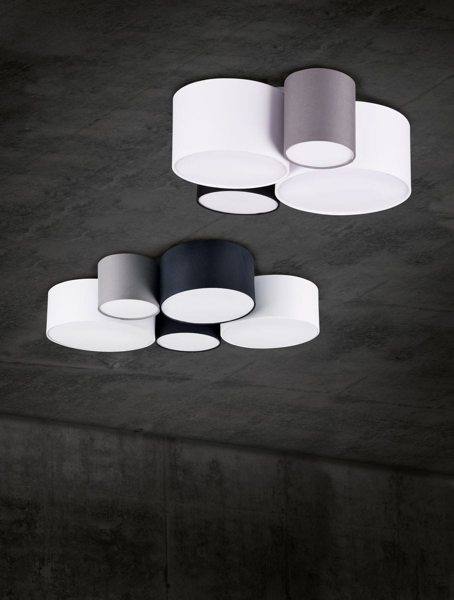 Lampa sufitowa 4-punktowa w kolorach białym, szarym i czarnym, składająca się z okrągłych kloszy o różnych średnicach, zamontowana na ciemnym tle. Klosze mają matową fakturę, tworząc nowoczesny design.
