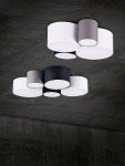 Lampa sufitowa 4-punktowa w kolorach białym, szarym i czarnym, składająca się z okrągłych kloszy o różnych średnicach, zamontowana na ciemnym tle. Klosze mają matową fakturę, tworząc nowoczesny design.
