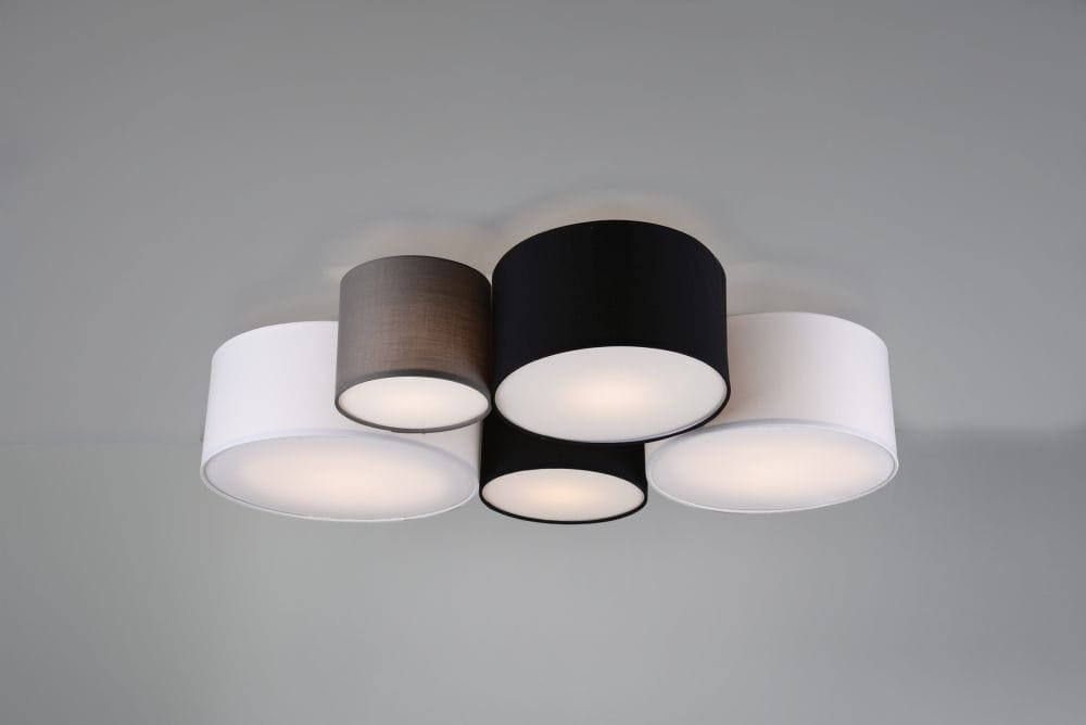 Lampa sufitowa 5-punktowa w odcieniach białym, czarnym i szarym. Okrągłe klosze z materiału, umieszczone na płaskiej podstawie. Ujęcie z góry, prezentujące równomierne rozmieszczenie kloszy.