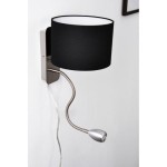 Czarny kinkiet hotelowy 2-punktowy z materiałowym abażurem oraz elastyczną, metalową oprawą z małą lampą LED. Ujęcie frontalne, zamocowany na ścianie. Widoczny przewód zasilający.