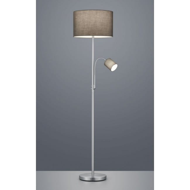 Lampa podłogowa 2-punktowa w kolorze szarym, z okrągłym stelażem. Główny klosz w kształcie cylindra z tkaniny, dodatkowe źródło światła na elastycznym ramieniu. Ustawiona na prostym tle, w pozycji stojącej.