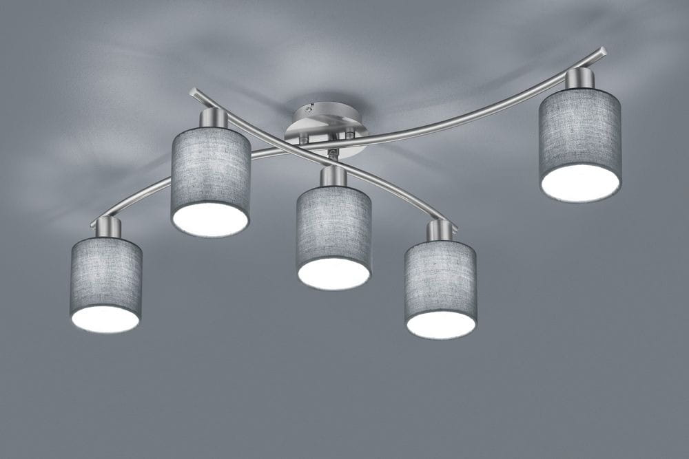 Lampa sufitowa Garda 5-punktowa w kolorze szarym. Posiada pięć okrągłych kloszy z materiału, umieszczonych na łukowatej metalowej podstawie. Źródła światła są zamontowane w dolnej części kloszy, co zapewnia równomierne oświetlenie.