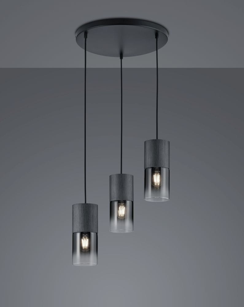 Lampa wisząca Robin 3-punktowa z okrągłym, metalowym stelażem w kolorze czarnym. Trzy cylindryczne klosze z matowego szkła i metalu, zawieszone na cienkich linkach, emitujące ciepłe światło. Ujęcie z frontu na neutralnym tle.