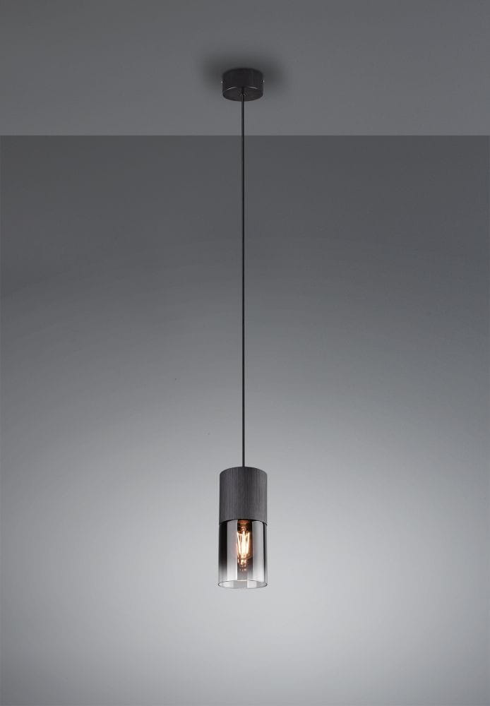 Lampa wisząca Robin 1-punktowa, z szarym kloszem z drewna i przezroczystym szkłem. Zawieszona na cienkim przewodzie, umieszczona na jednolitym, szarym tle. Widoczna żarówka wewnątrz klosza, całość w minimalistycznym stylu.