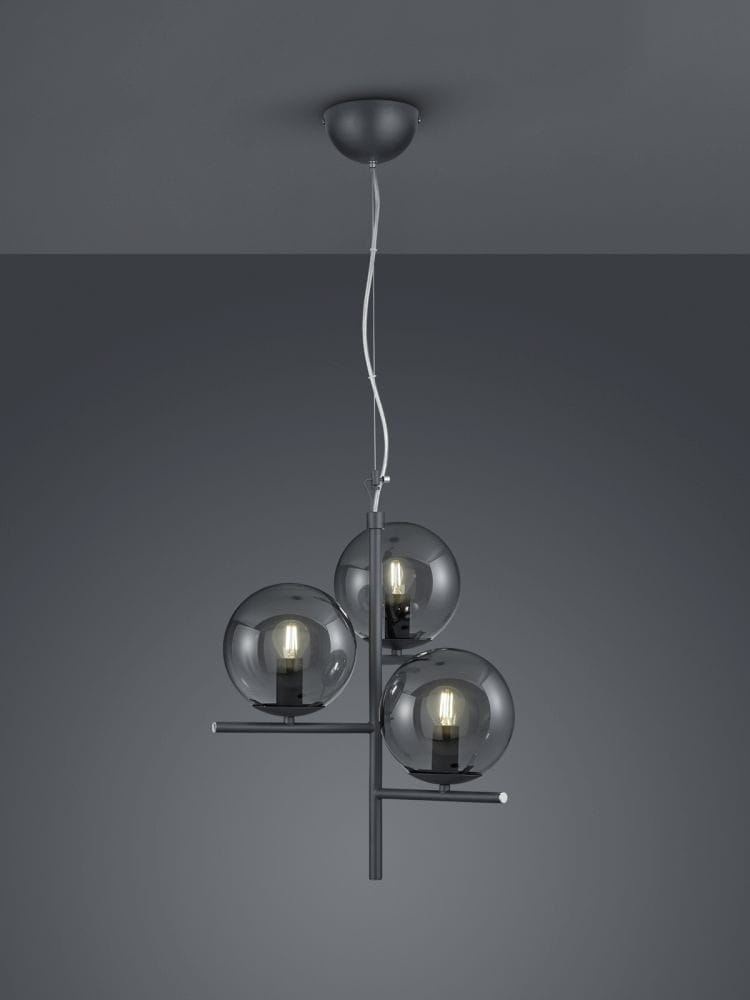 Lampa wisząca Pure 3-punktowa w kolorze antracytowym. Posiada trzy szklane klosze w kształcie kul, zawieszone na metalowej konstrukcji. Elementy są wykończone w odcieniach czerni, z białym detalem na końcu.