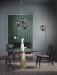 Lampa wisząca Pure 3-punktowa w kolorze antracytowym z trzema szklanymi kloszami w odcieniu ciemnego szkła, zawieszona nad okrągłym stołem z metalową podstawą w złotym kolorze, w nowoczesnym wnętrzu.
